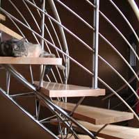 Treppen - Freitragende Konstruktion aus Edelstahl in einem Einfalmilienhaus in Rosenwinkel